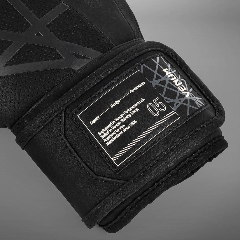 Боксерские перчатки Venum Tecmo 2.0 Boxing Gloves Black цена