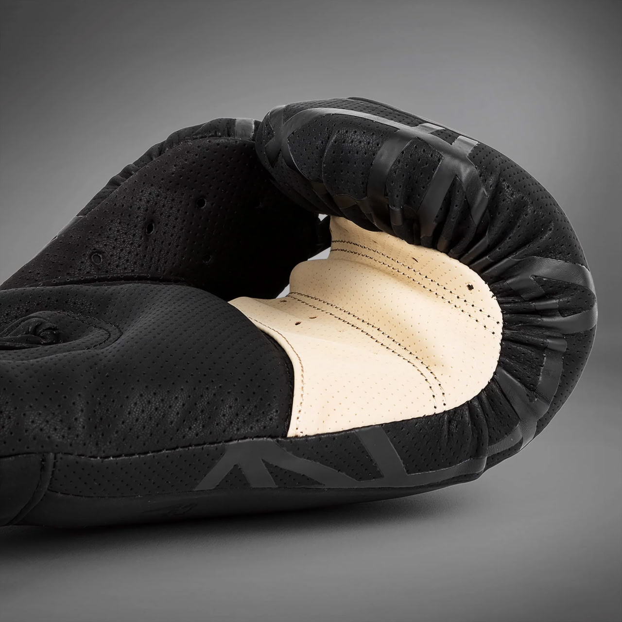 Боксерские перчатки Venum Tecmo 2.0 Boxing Gloves Black размер