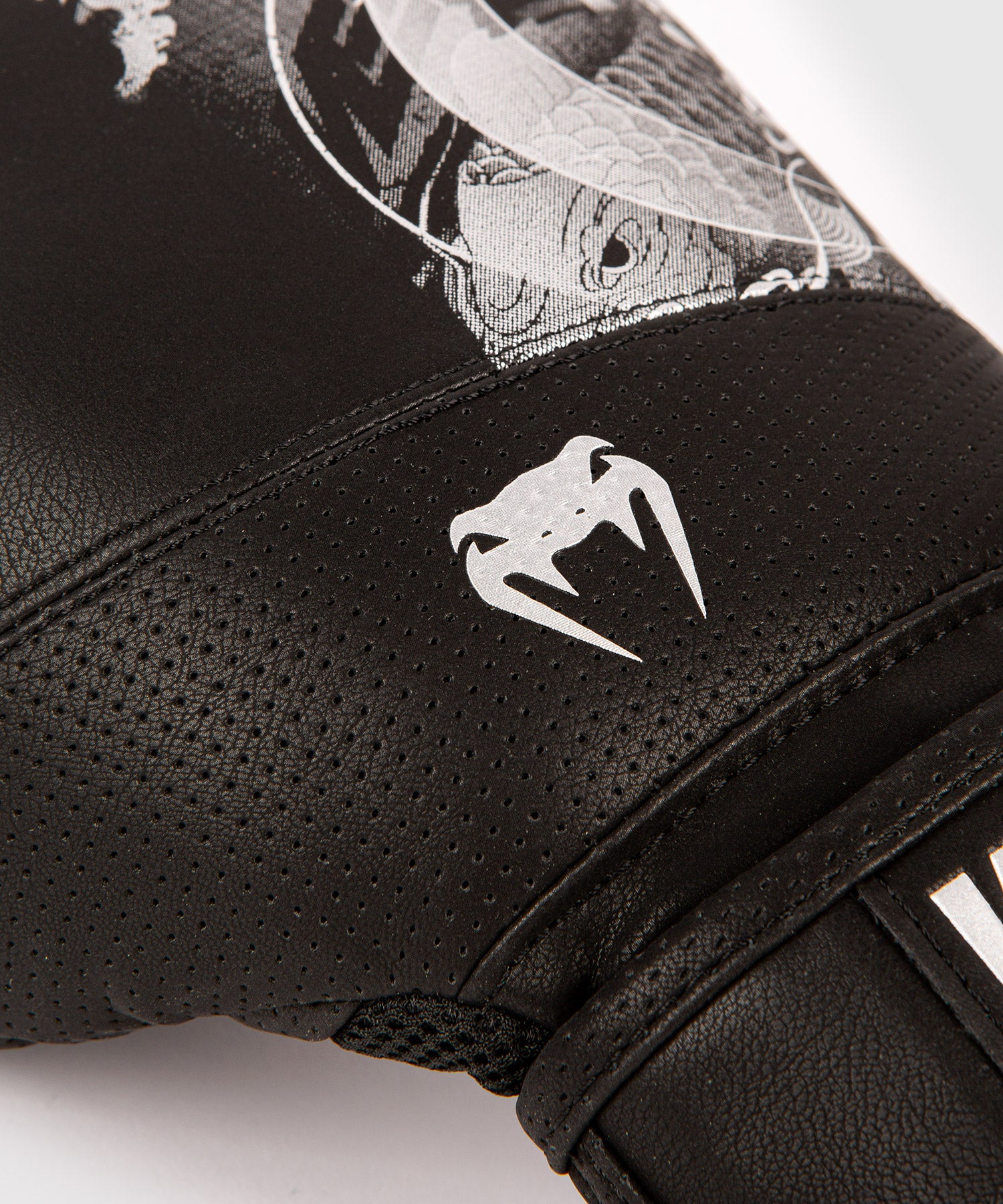 Venum YKZ21 Boxing Gloves Black Silver size