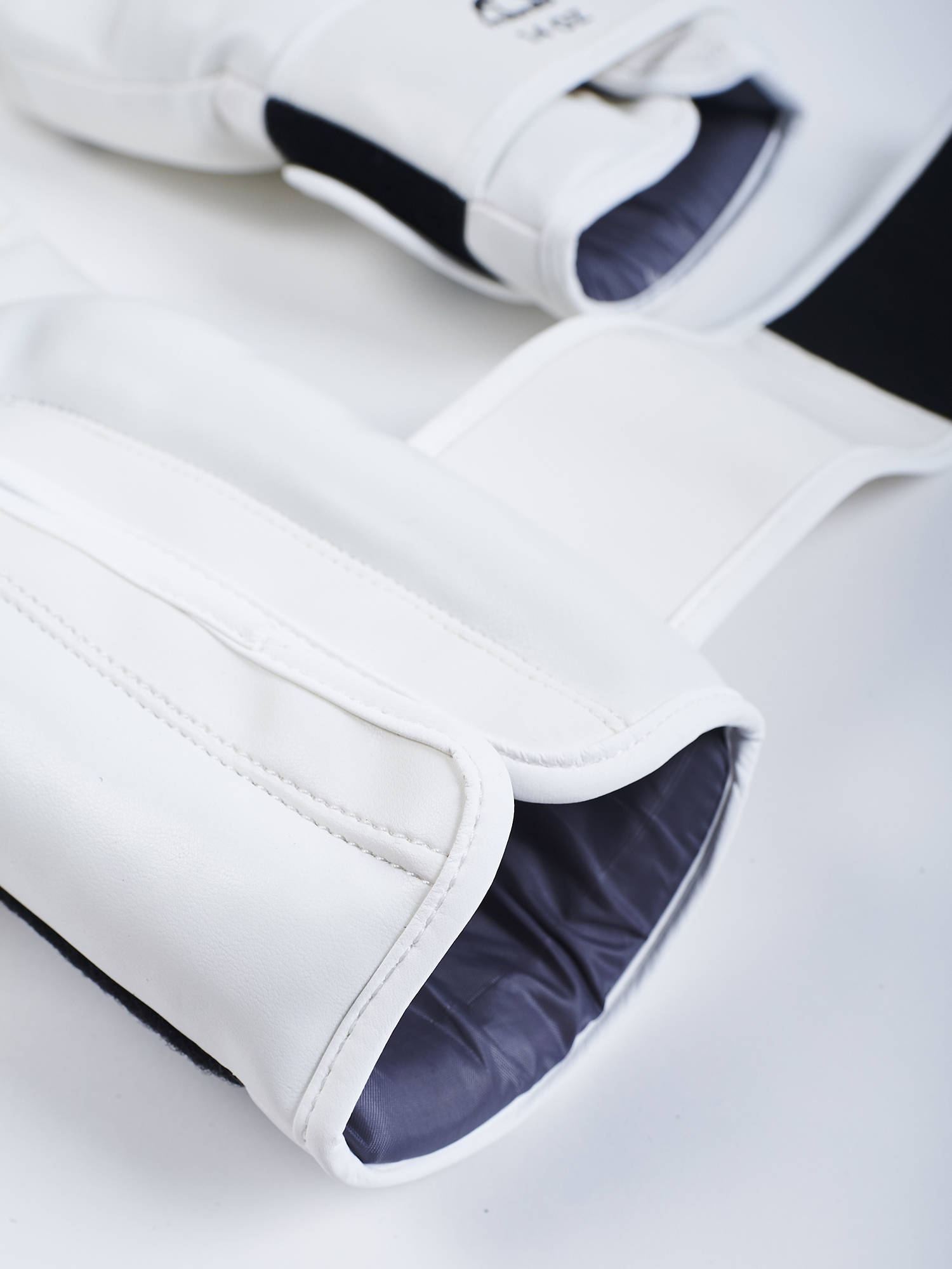 Боксерські рукавиці MANTO Boxing Gloves Impact White фото