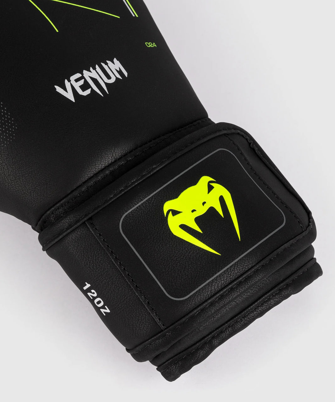 Боксерські рукавиці Venum Training Camp 4.0 Boxing Gloves - Black/Neon Green ціна