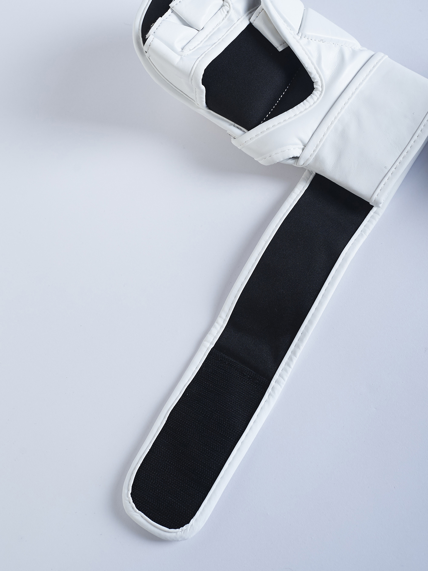 MMA gloves MANTO Training Gloves Impact Sparring White photo
