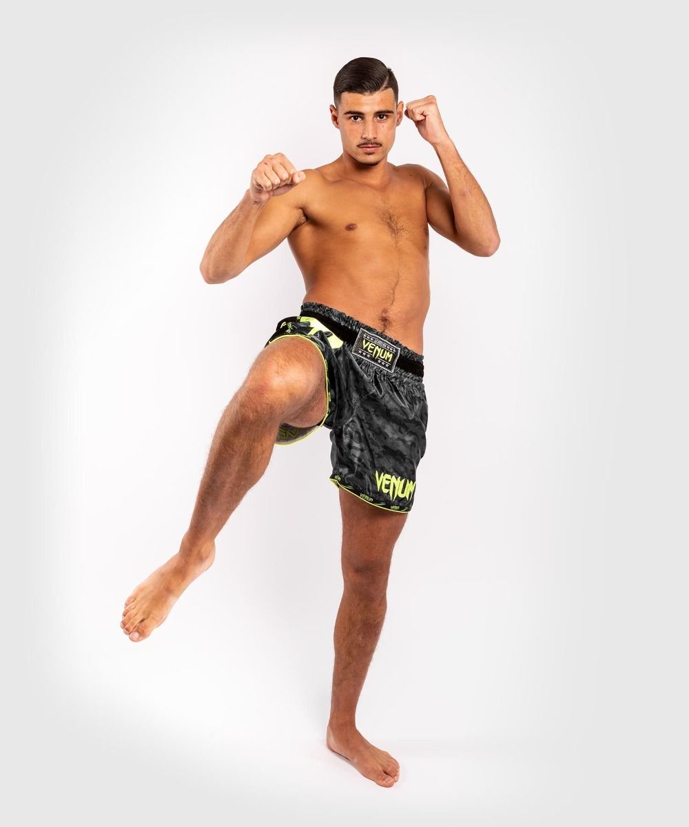 Шорти для тайського боксу Venum Giant Muay Thai Shorts Black Yellow фото