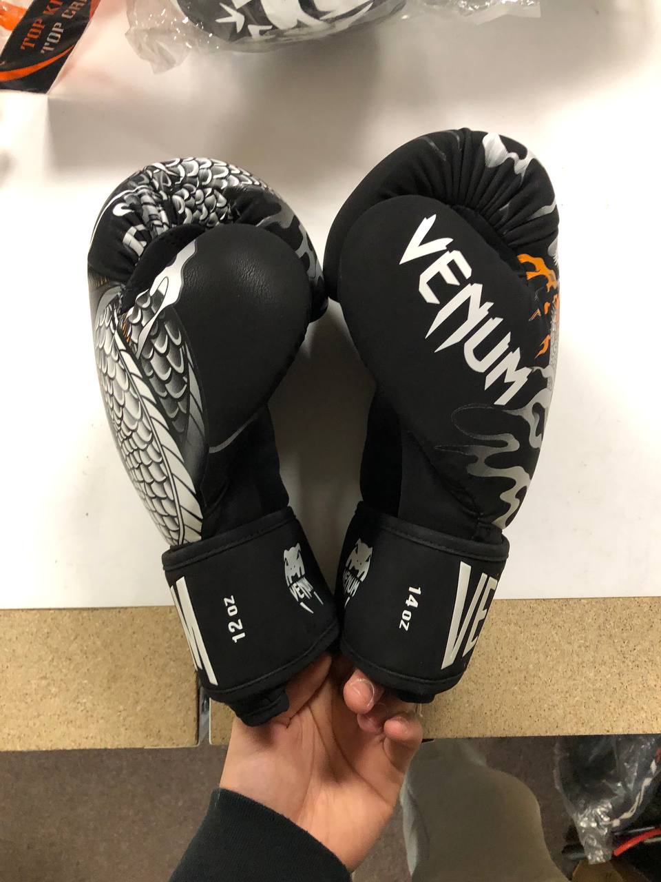 УЦЕНКА БОКСЕРСКИЕ ПЕРЧАТКИ VENUM DRAGONS FLIGHT BOXING GLOVES BLACK WHITE купить