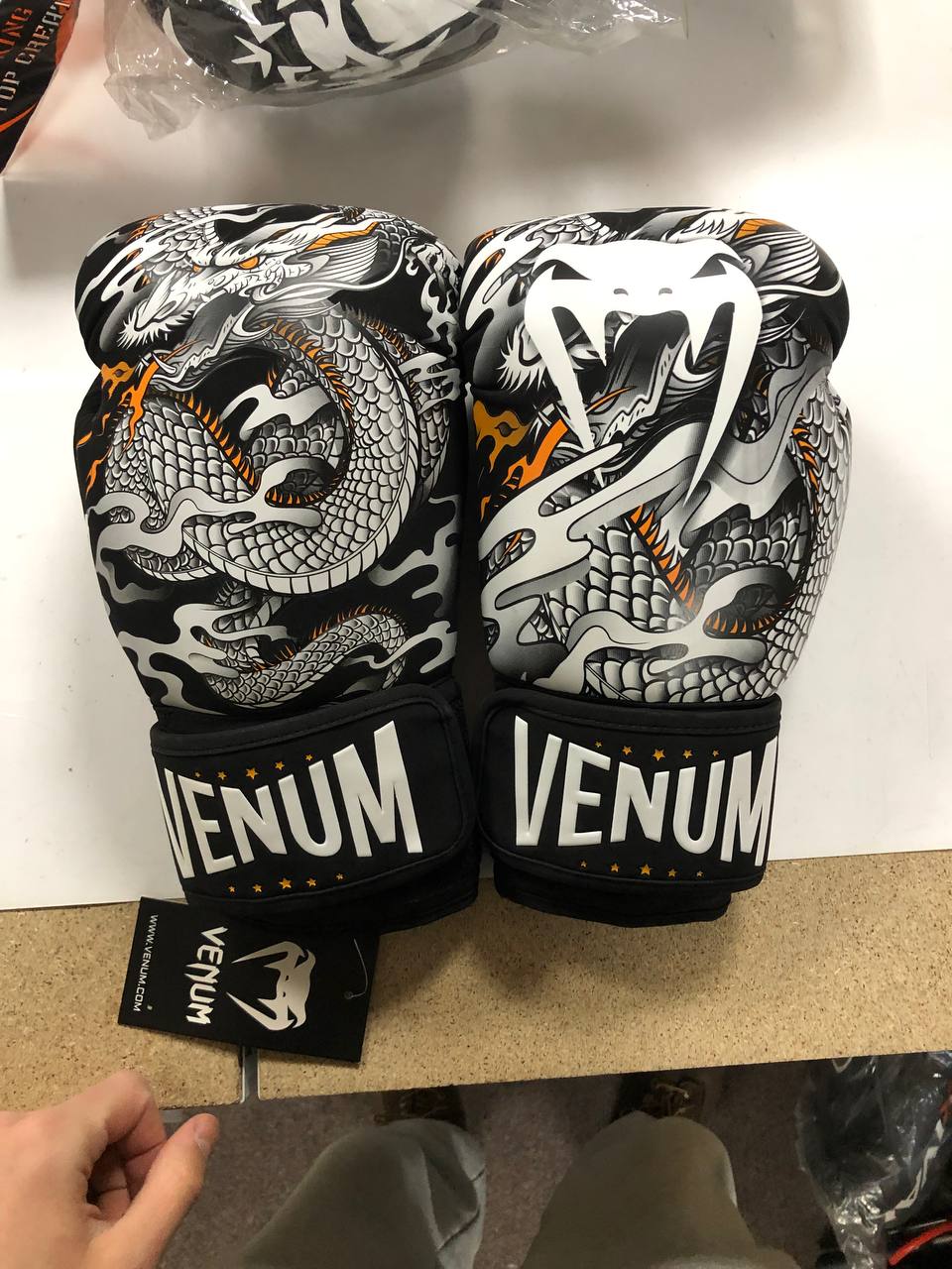 УЦЕНКА БОКСЕРСКИЕ ПЕРЧАТКИ VENUM DRAGONS FLIGHT BOXING GLOVES BLACK WHITE цена
