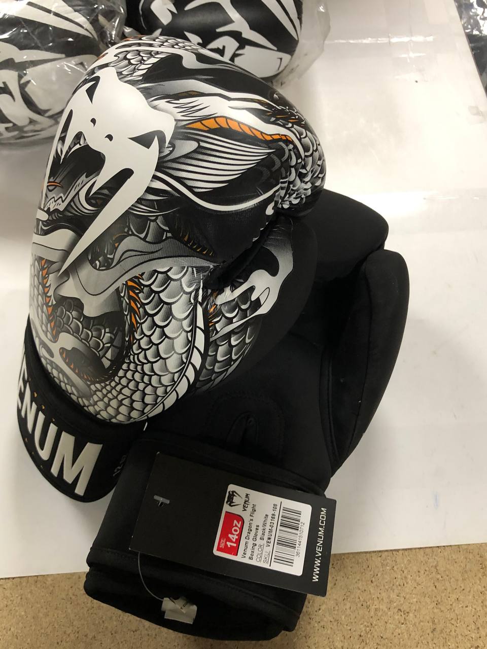 УЦЕНКА БОКСЕРСКИЕ ПЕРЧАТКИ VENUM DRAGONS FLIGHT BOXING GLOVES BLACK WHITE фото
