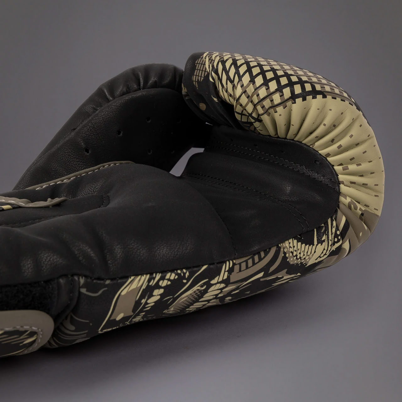 Боксерські рукавиці Venum Invader Boxing Gloves Black Sand ціна