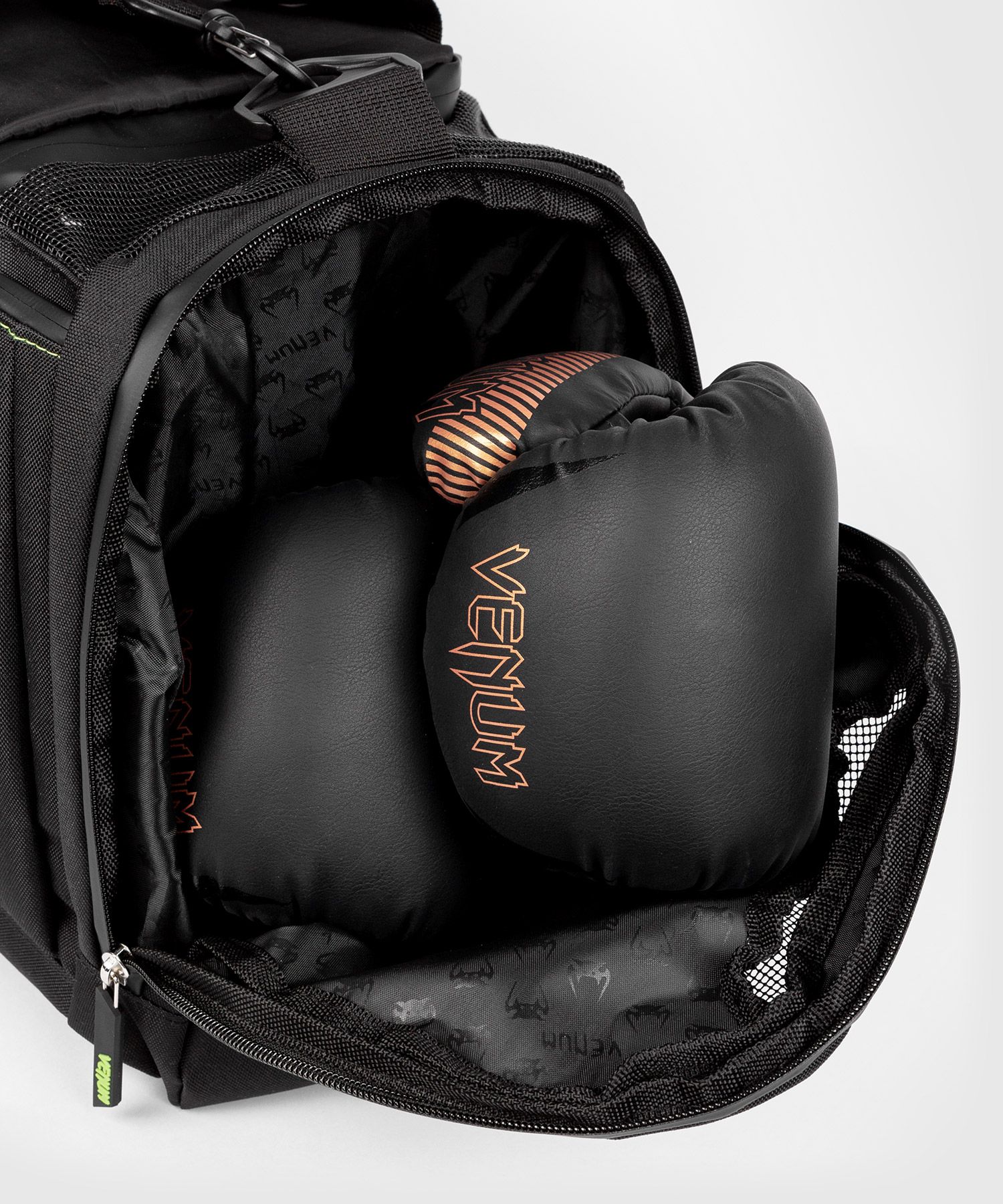 Сумка Venum Stripes Sports Bag Black фото