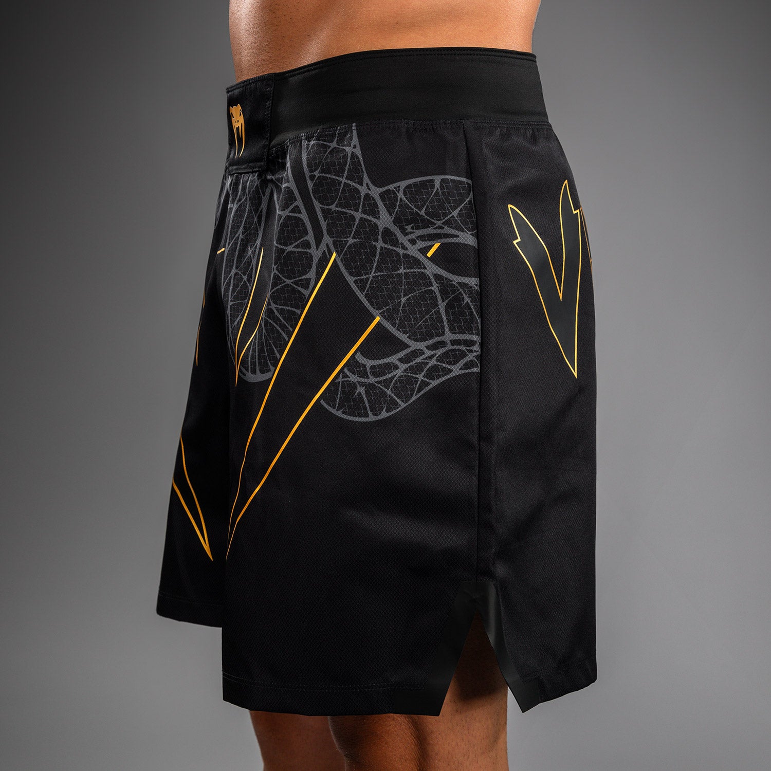 Бійцівські шорти Venum Serpenti Fightshorts Black Silver Gold фото