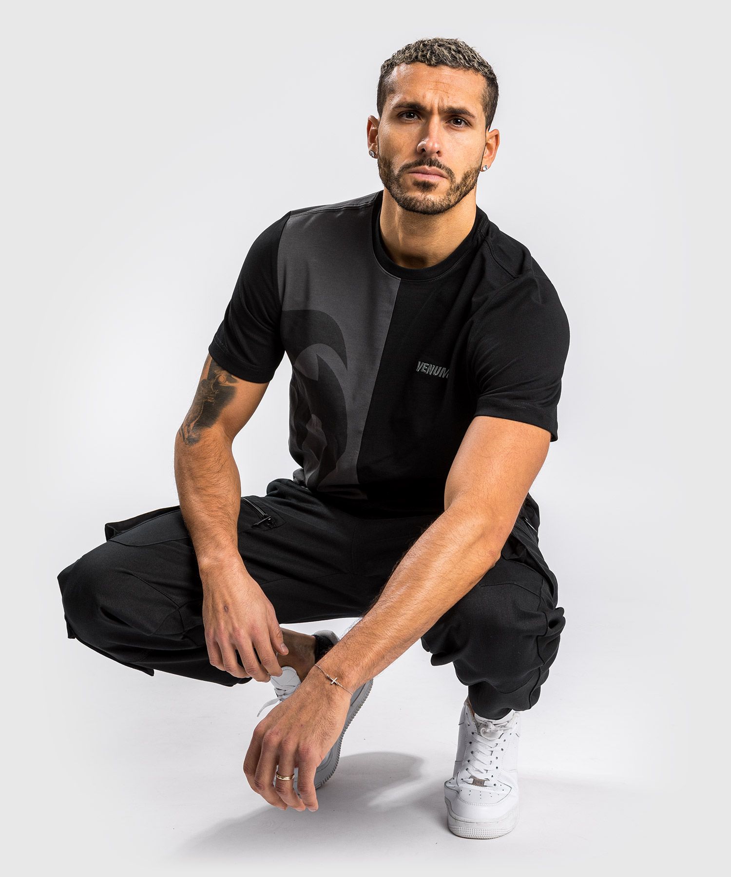 Футболка Venum Giant Split T-Shirt Black Grey фото