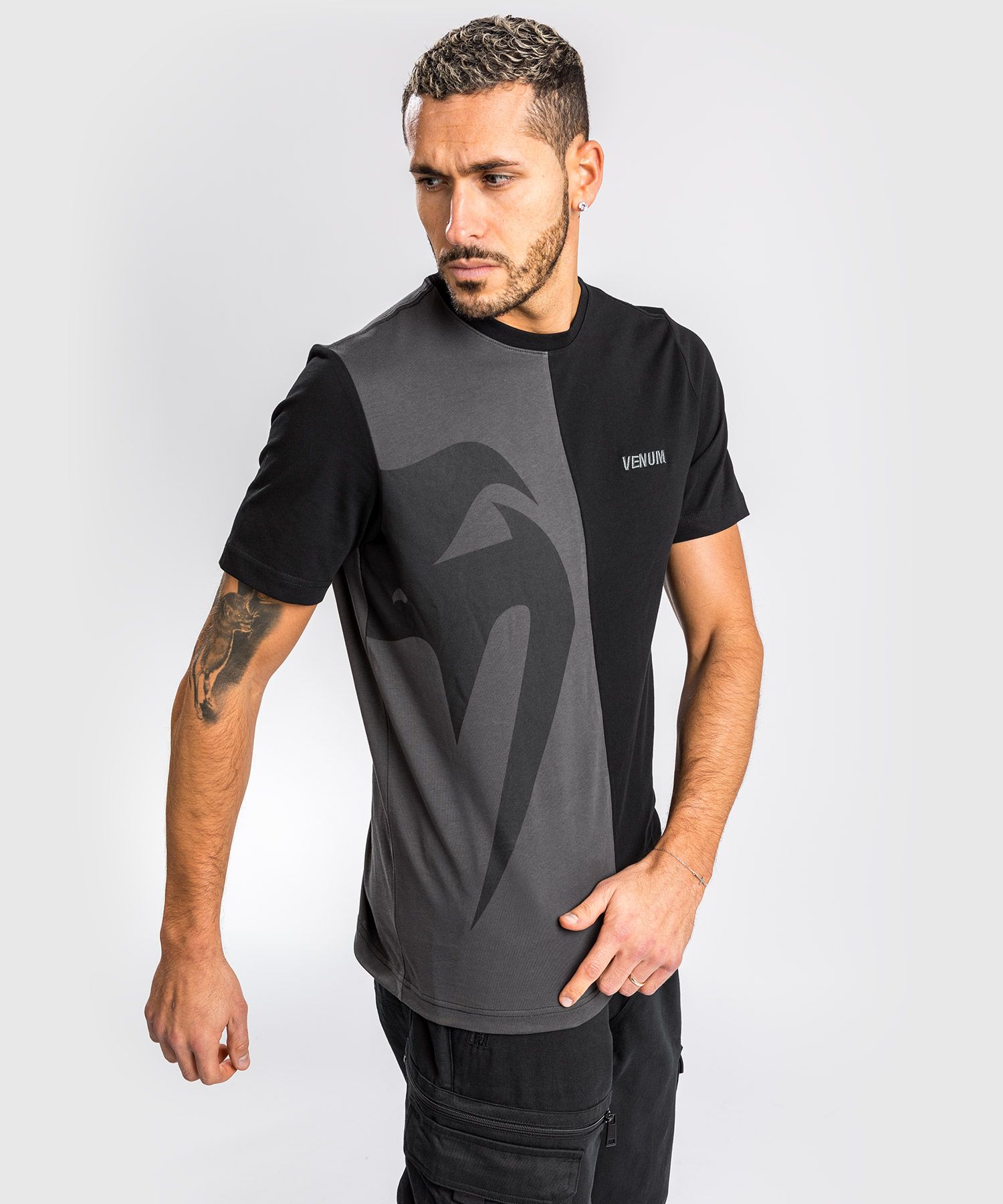 Футболка Venum Giant Split T-Shirt Black Grey ціна