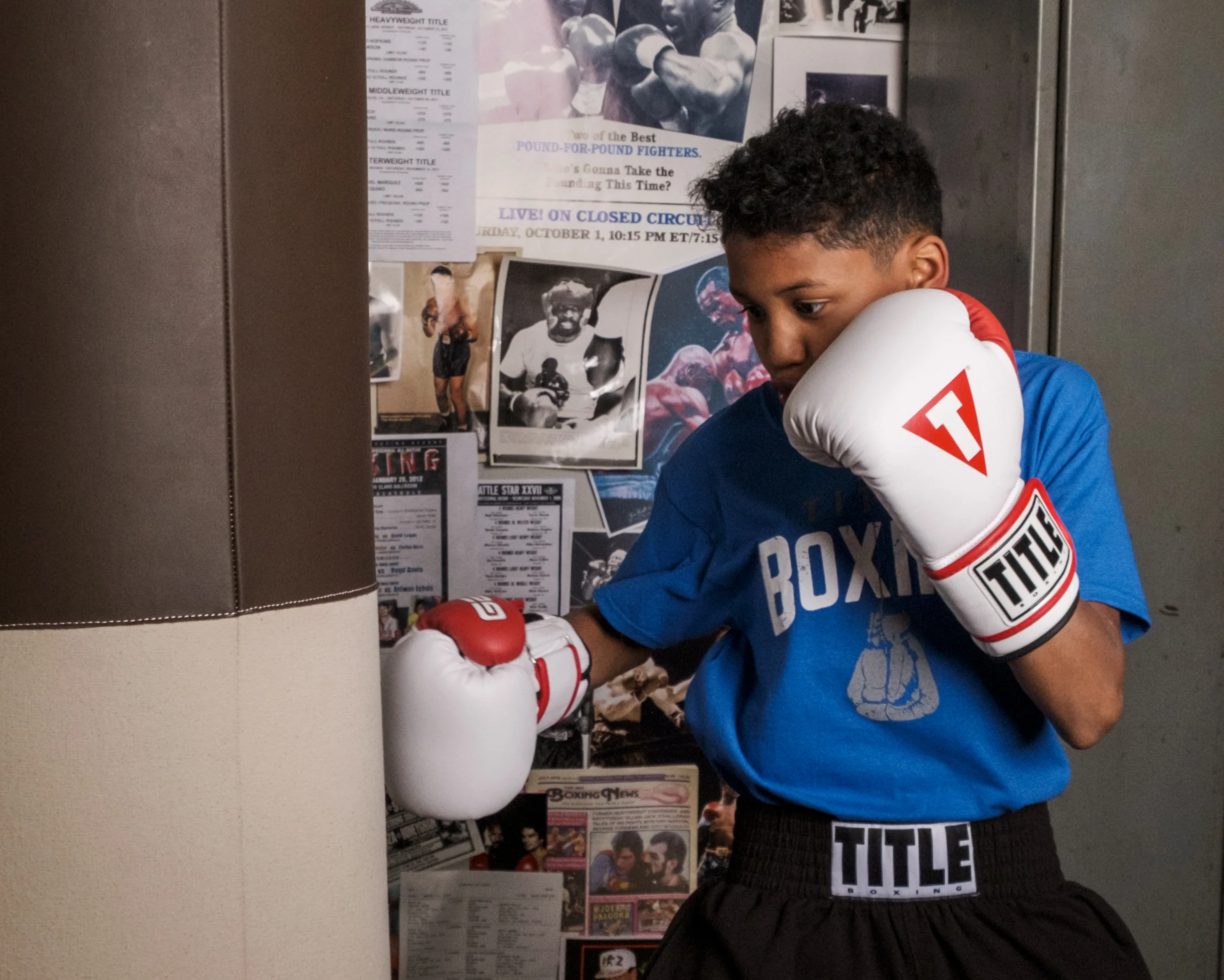 Снарядные перчатки Title Boxing Gel World V2T Bag Gloves White Red Black размер