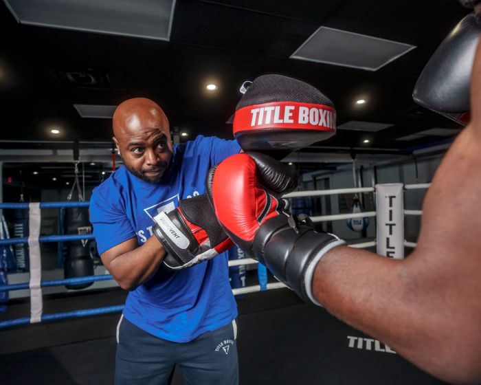 Лапы Title Boxing Aerovent Extreme Leather Punch Mitts фото
